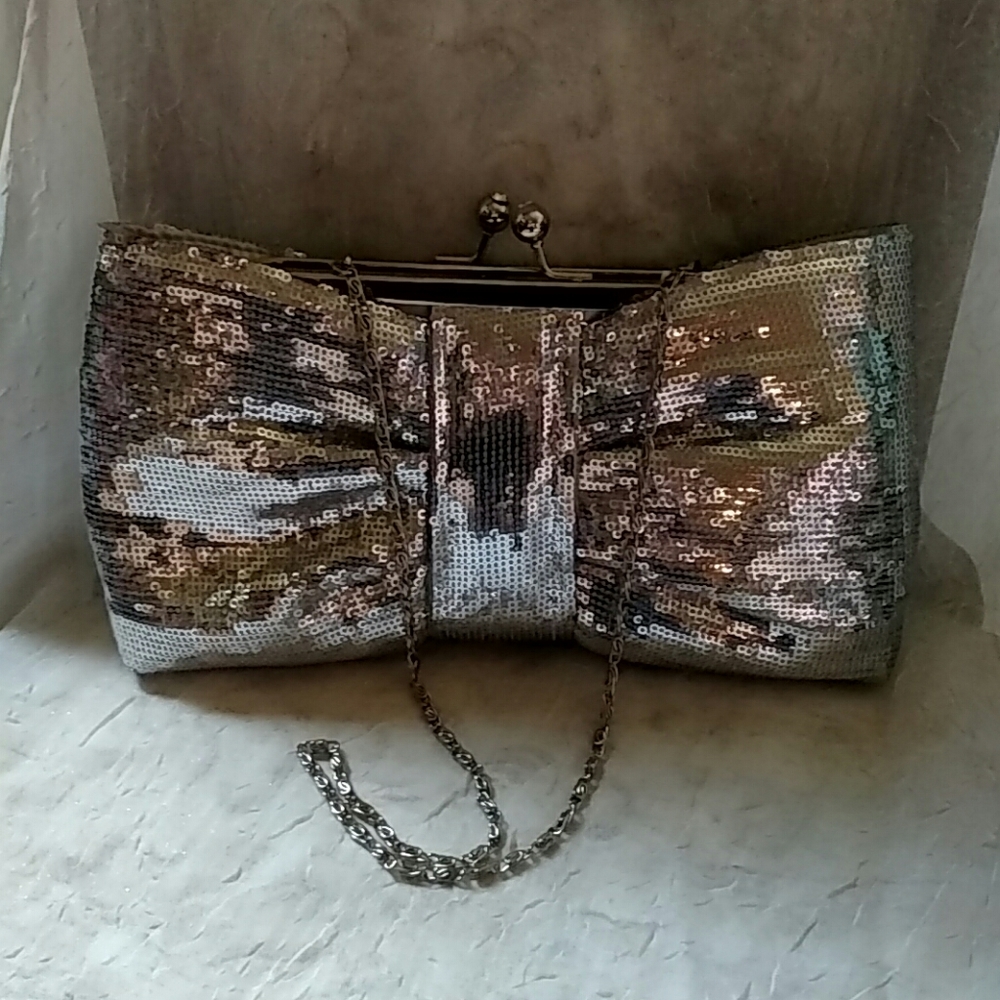 Silver Sequence Bow Clutch With Chain . - image 1